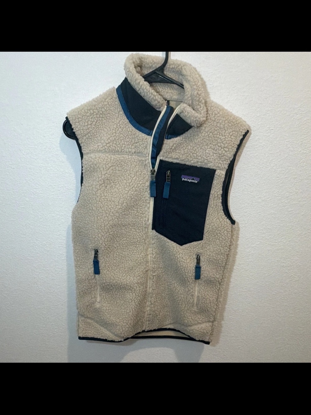 Patagonia Men’s Cream Sherpa Fleece Vest with Navy Accents Size XXS